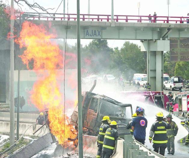 Suman 17 fallecidos por explosión de pipa Suman 17 fallecidos por explosión de pipa