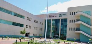 Detienen a mujer que intentó hacerse pasar por médico en Culiacán