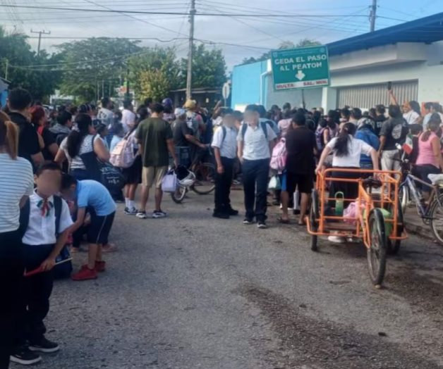 Protesta de Padres en Mérida por Manejo de Recursos Escolares Protesta de Padres en Mérida por Manejo de Recursos Escolares