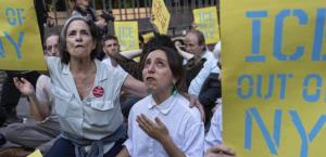 Funcionarios electos y decenas de manifestantes arrestados en cárcel para migrantes de Manhattan