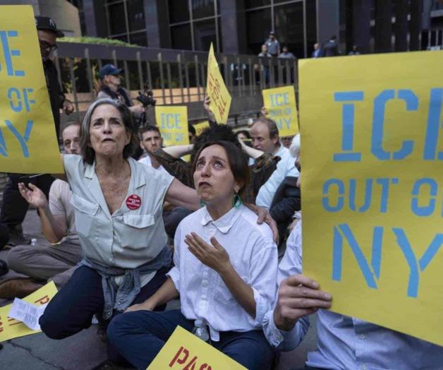 Funcionarios electos y decenas de manifestantes arrestados en c&aacute;rcel para migrantes de Manhattan