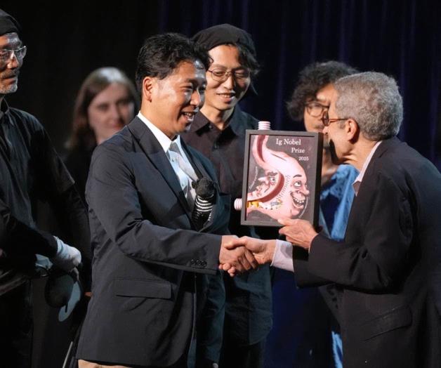 ¿Pintar vacas con rayas previene picaduras de moscas? Autores de ese estudio ganan premio Ig Nobel ¿Pintar vacas con rayas previene picaduras de moscas? Autores de ese estudio ganan premio Ig Nobel