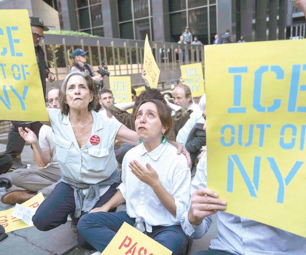 Arrestan a funcionarios y decenas de manifestantes Arrestan a funcionarios y decenas de manifestantes