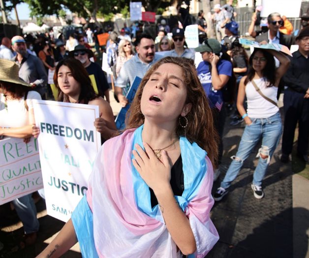 California prohíbe que mayoría de agentes del orden se cubran el rostro durante operaciones California prohíbe que mayoría de agentes del orden se cubran el rostro durante operaciones