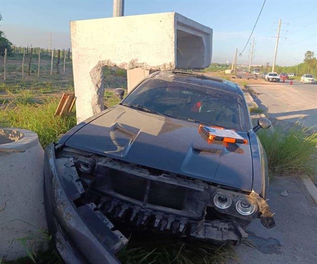Abandona su vehículo deportivo tras chocar Abandona su vehículo deportivo tras chocar