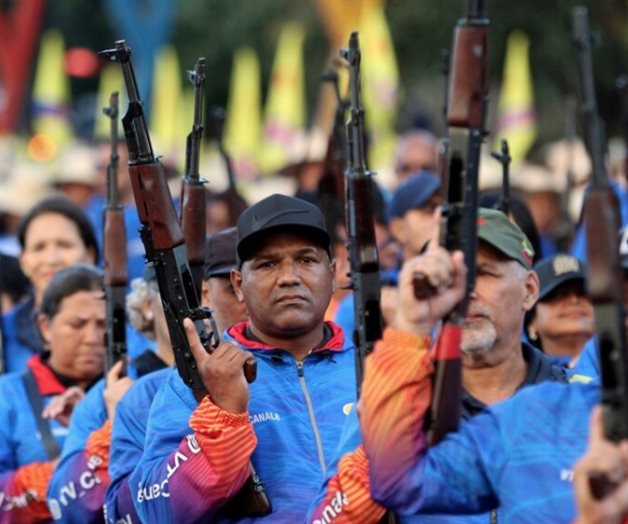 Venezuela da armas a civiles y los capacita para defenderse de EU Venezuela da armas a civiles y los capacita para defenderse de EU