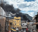 Se registra incendio en una fábrica de pinturas en Los Reyes La Paz