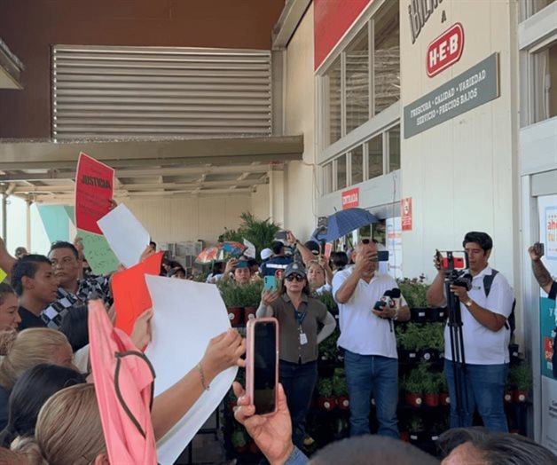 Protestan en tienda HEB por muerte de Papayita Protestan en tienda HEB por muerte de Papayita