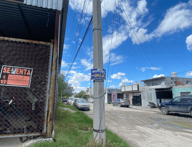 Cables colgando, peligro en las calles de Reynosa