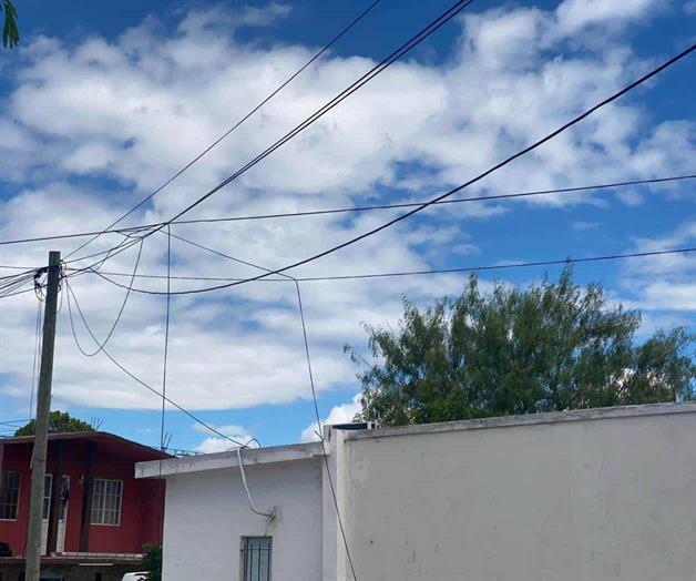 Cables colgando, peligro en las calles de Reynosa