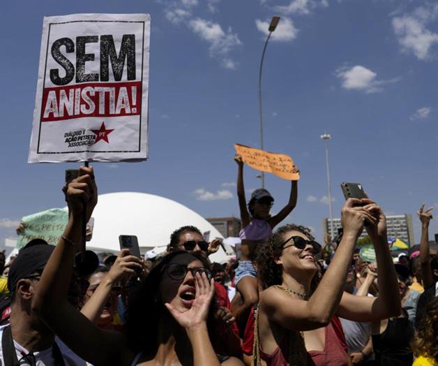 Brasileños protestan contra proyecto de ley que podría llevar a perdón para Bolsonaro y sus aliados Brasileños protestan contra proyecto de ley que podría llevar a perdón para Bolsonaro y sus aliados
