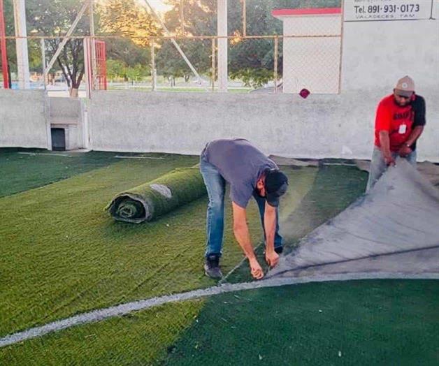 Rehabilitan el pasto sintético en cancha Rehabilitan el pasto sintético en cancha