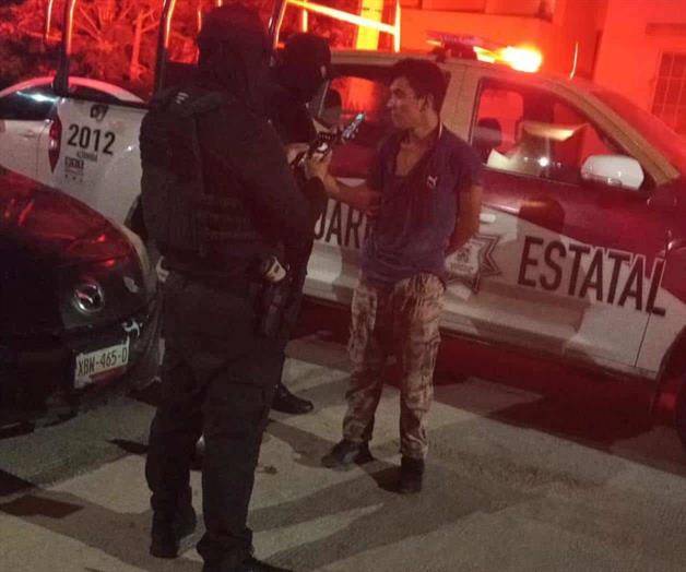 Dos hombres golpean brutalmente a mujer Dos hombres golpean brutalmente a mujer