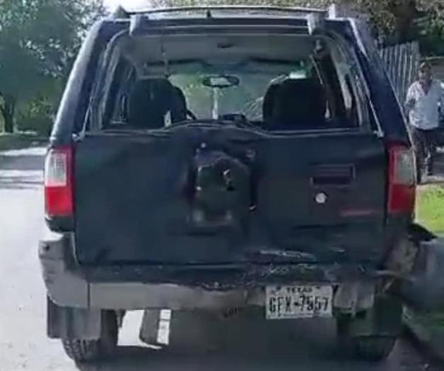 Destroza camioneta estacionada y huye Destroza camioneta estacionada y huye