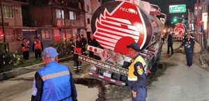 Pipa de Pemex con 20 mil litros de diésel cae en socavón en Iztacalco