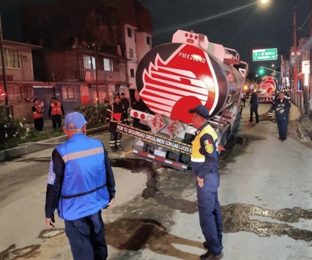 Pipa de Pemex con 20 mil litros de diésel cae en socavón en Iztacalco Pipa de Pemex con 20 mil litros de diésel cae en socavón en Iztacalco