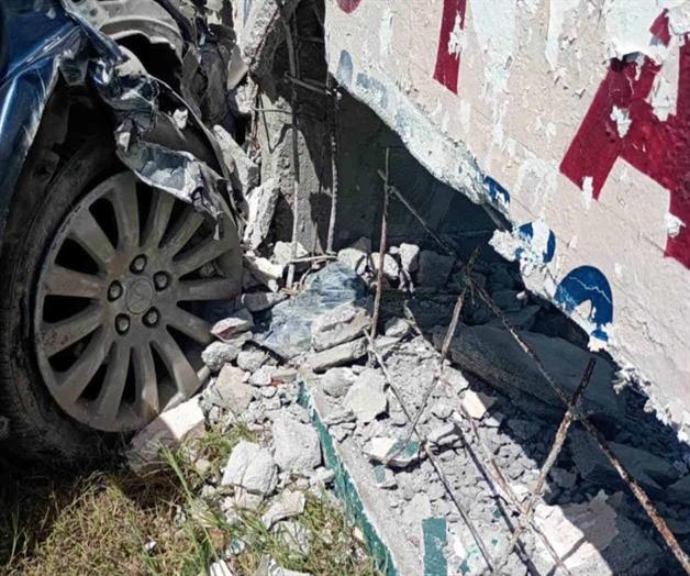 Choque termina en una barda Choque termina en una barda