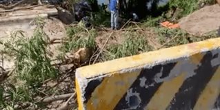 Vecinos de la colonia Ferrocarril Poniente solicitan presencia de las autoridades de obras públicas para asegurar la correcta reparación de un peligroso socavón
