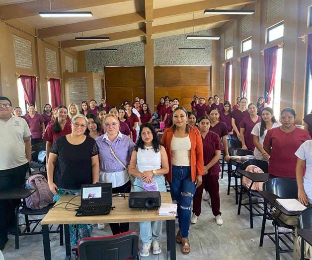 Impartes pláticas reflexión sobre la imagen de la mujer Impartes pláticas reflexión sobre la imagen de la mujer