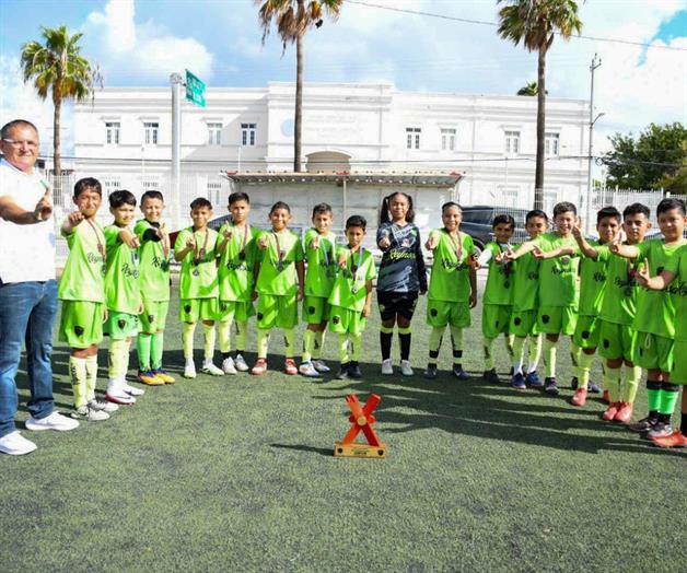 ¡Alzan el campeonato! ¡Alzan el campeonato!