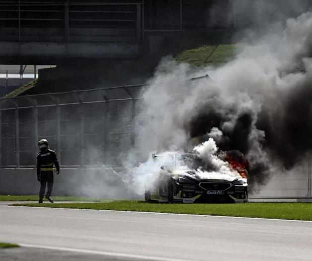 Se salva Nicolas Hamilton de auto en llamas durante carrera Se salva Nicolas Hamilton de auto en llamas durante carrera