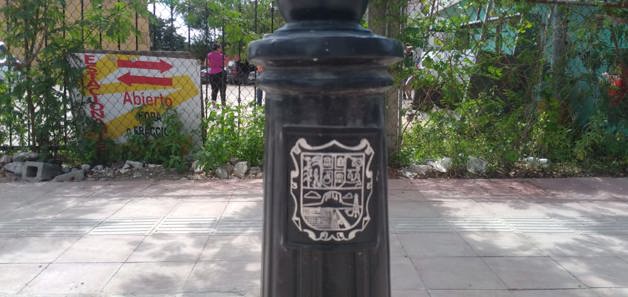 Los postes coloniales son víctimas del caos vial Los postes coloniales son víctimas del caos vial