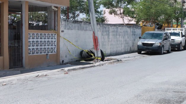 Provoca temor poste en riesgo de caer Provoca temor poste en riesgo de caer