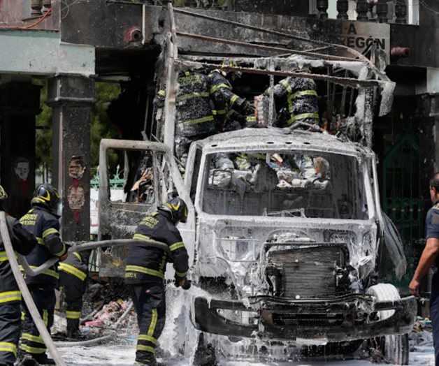 Queman camión junto a base militar en Ciudad de México en protesta por caso Ayoztinapa Queman camión junto a base militar en Ciudad de México en protesta por caso Ayoztinapa