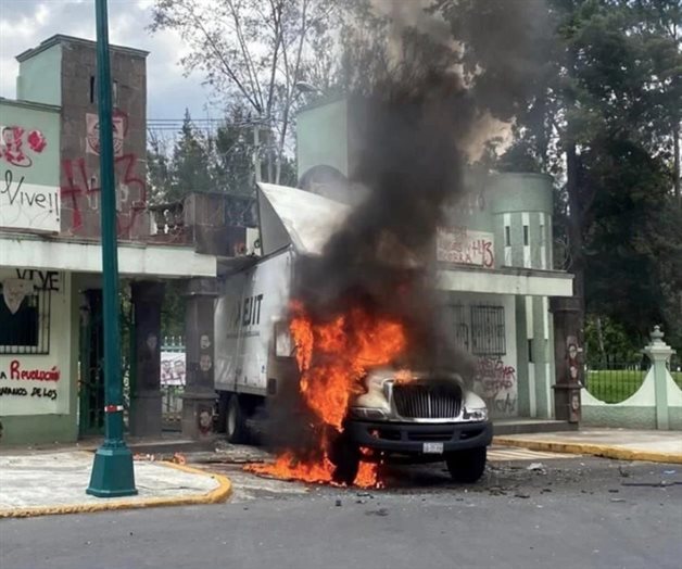 Derriban normalistas puerta de campo militar y queman camión Derriban normalistas puerta de campo militar y queman camión