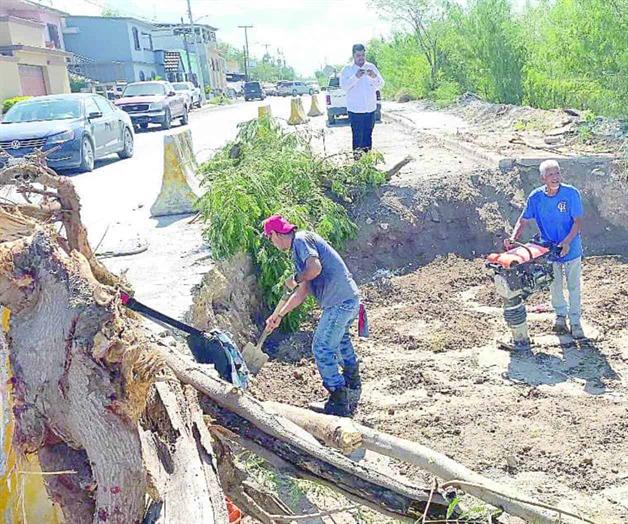 En plena protesta les arreglan el peligroso socavón En plena protesta les arreglan el peligroso socavón