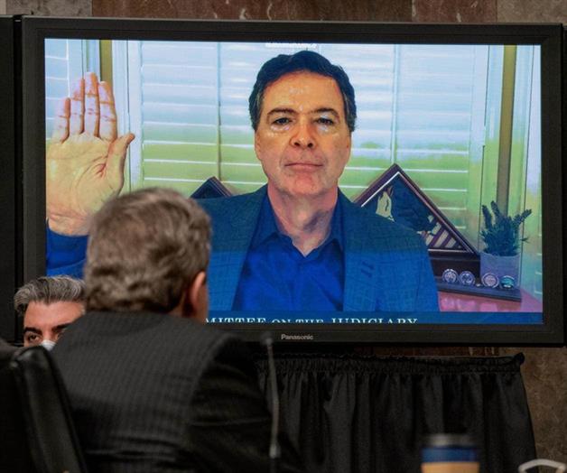 James Comey, exdirector del FBI, es acusado de declaración falsa y obstrucción de la ley James Comey, exdirector del FBI, es acusado de declaración falsa y obstrucción de la ley