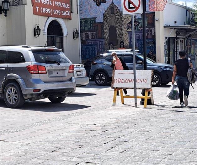 Estacionamiento de autos en ¡banqueta! Estacionamiento de autos en ¡banqueta!