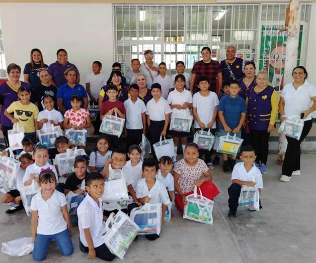 Reparten útiles escolares Reparten útiles escolares