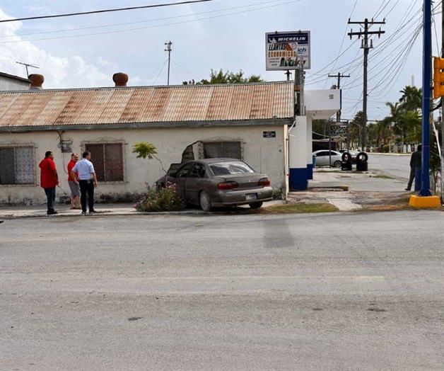 Se mete a casa por falla en los frenos Se mete a casa por falla en los frenos
