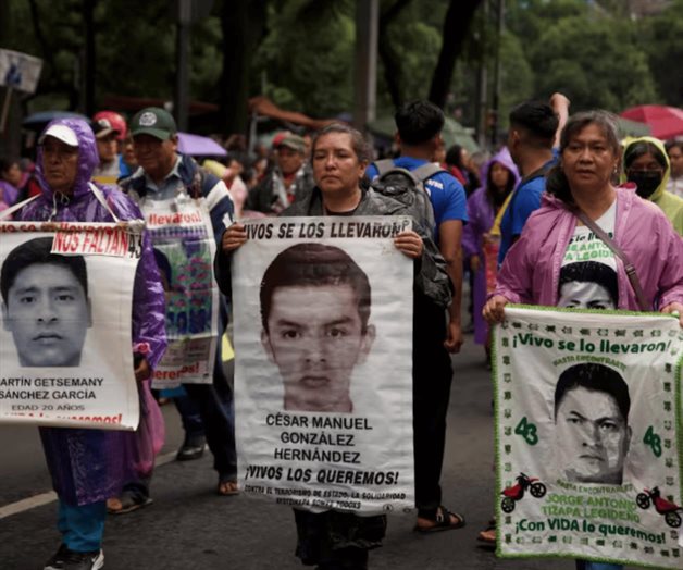 Marchan a 11 años de la desaparición de los 43 de Ayotzinapa Marchan a 11 años de la desaparición de los 43 de Ayotzinapa