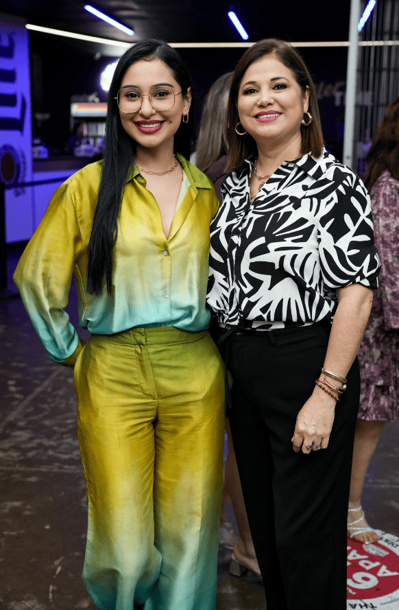 Carmen Reyes y Nataly Banda.