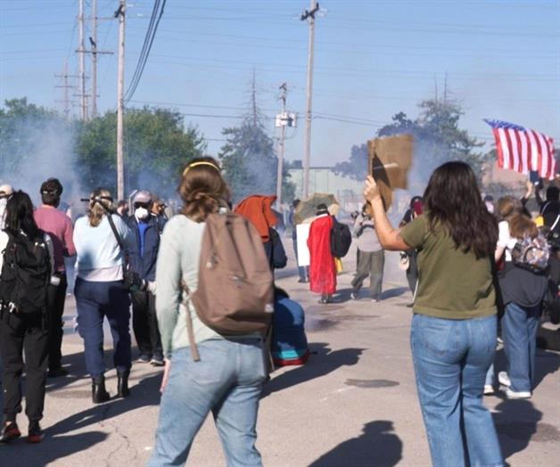 Disparan gas lacrimógeno a un grupo manifestantes Disparan gas lacrimógeno a un grupo manifestantes