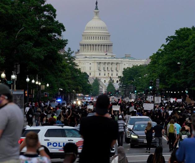 FBI despide a agentes que se arrodillaron en protestas por justicia racial en 2020