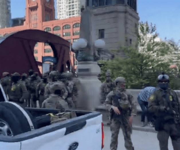 Decenas de agentes de inmigración patrullan el centro de Chicago Decenas de agentes de inmigración patrullan el centro de Chicago