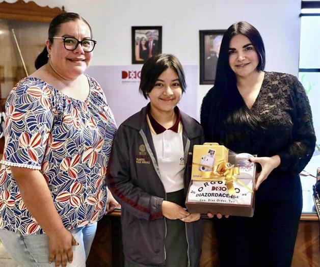 Recibe alcaldesa a estudiante fotografa Recibe alcaldesa a estudiante fotografa