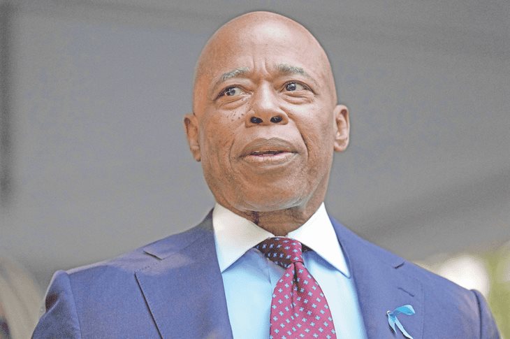 Adams se retira de la contienda Adams se retira de la contienda