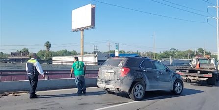 Se registra un accidente vehicular en el puente elevado del libramiento Monterrey-Reynosa a la colonia Jacinto López.
