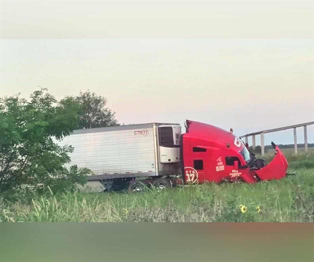 Accidente entre tráiler y camioneta deja un muerto en carretera de San Fernando Accidente entre tráiler y camioneta deja un muerto en carretera de San Fernando