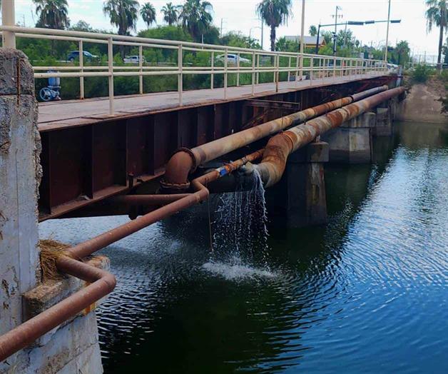 Dos fugas de agua por más de ...¡una década! Dos fugas de agua por más de ...¡una década!