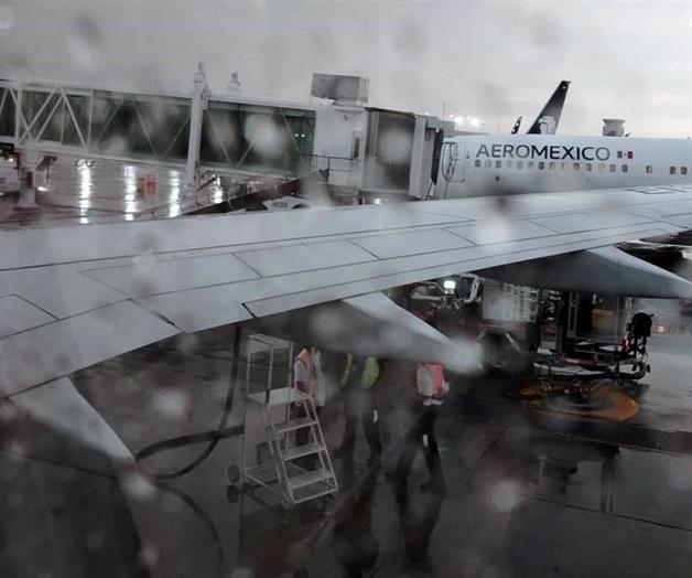 Lluvias suspenden operaciones en AICM tras caída de rayo Lluvias suspenden operaciones en AICM tras caída de rayo