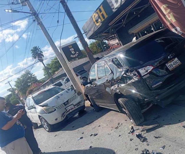 Residente americano destruye su camioneta Residente americano destruye su camioneta