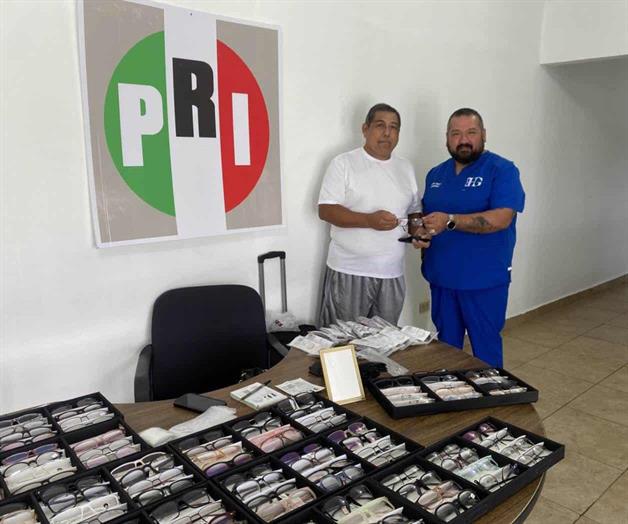 Entrega el PRI apoyos de lentes