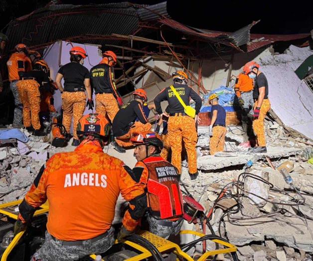 Rescatistas buscan sobrevivientes tras potente sismo en Filipinas que causó al menos 72 muertes