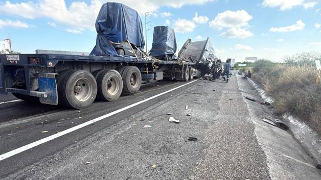 Carreterazo entre dos tractocamiones en la Reynosa-Monterrey deja un lesionado Carreterazo entre dos tractocamiones en la Reynosa-Monterrey deja un lesionado