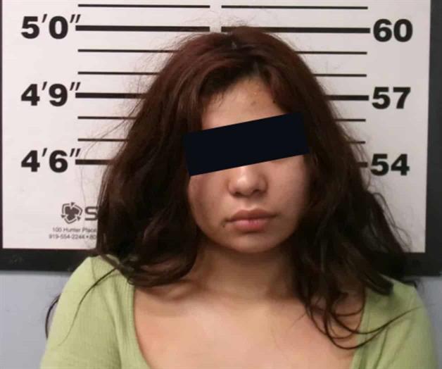 Detienen a joven agresiva durante parada de tráfico Detienen a joven agresiva durante parada de tráfico